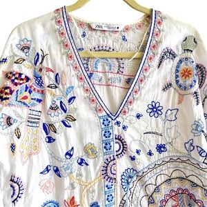 New ! Embroidered top with V neck